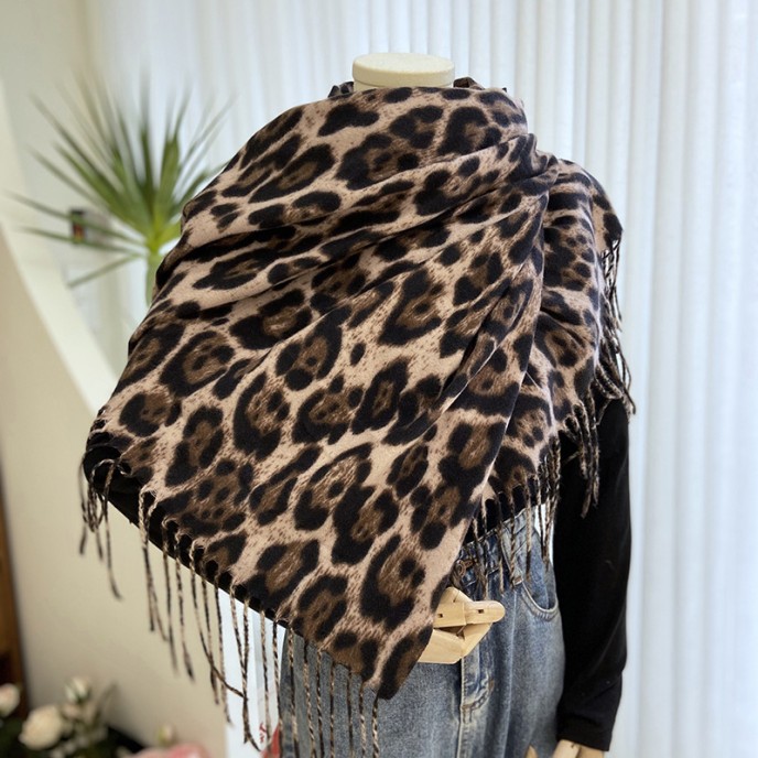 Leopard scarf women's fall and winter classic thickened faux cashmere printed tassel shawl versatile warm scarf Leopard scarf women's fall and winter classic thickened faux cashmere printed tassel shawl versatile warm scarf